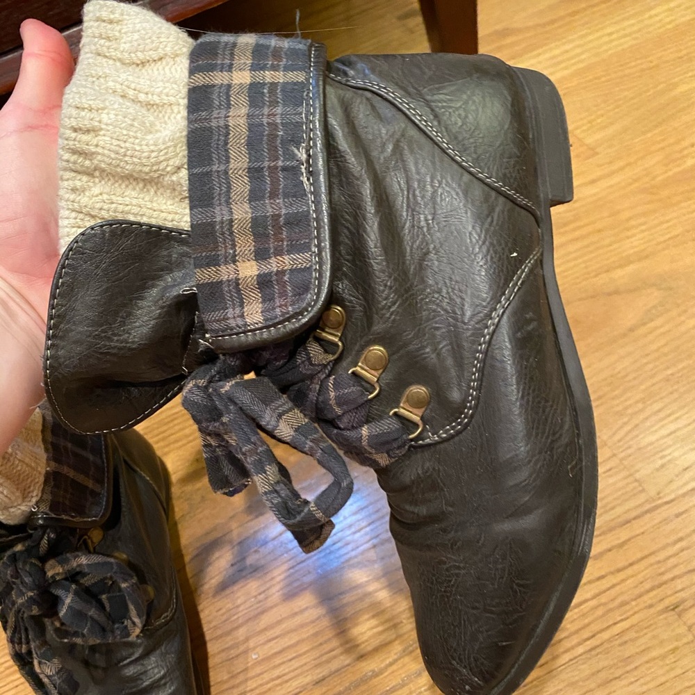 Boots - Picture 4 of 5